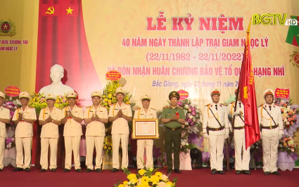 Trại giam Ngọc L&yacute; đ&oacute;n nhận Hu&acirc;n chương Bảo vệ Tổ quốc hạng Nh&igrave; 
