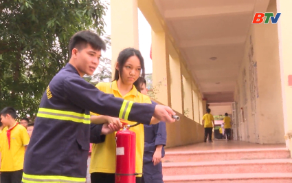 Trải nghiệm chữa ch&aacute;y v&agrave; cứu nạn, cứu hộ tại trường học