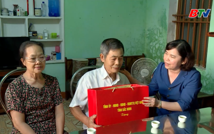 L&atilde;nh đạo tỉnh thăm, tặng qu&agrave; người c&oacute; c&ocirc;ng tại phường V&acirc;n H&agrave;