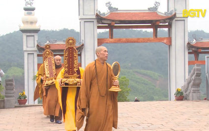 Trang trọng lễ rước b&agrave;i vị Tam Tổ Tr&uacute;c L&acirc;m