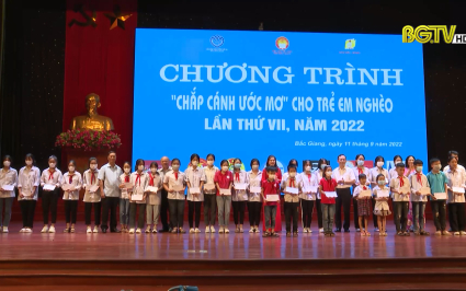 Trao 246 suất học bổng "Chắp c&aacute;nh ước mơ" cho trẻ em ngh&egrave;o