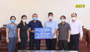 Trao 250 triệu đồng ủng hộ Việt Y&ecirc;n ph&ograve;ng, chống dịch
