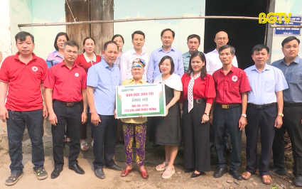 Trao gần 1 tỷ đồng hỗ trợ c&aacute;c ho&agrave;n cảnh đặc biệt kh&oacute; khăn