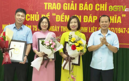Trao giải b&aacute;o ch&iacute; chủ đề "Đền ơn đ&aacute;p nghĩa" 