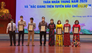 Trao giải b&aacute;o ch&iacute; Th&acirc;n Nh&acirc;n Trung v&agrave; "Bắc Giang tr&ecirc;n tuyến đầu chống dịch"