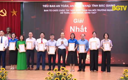 Trao giải cuộc thi "Học sinh tham gia m&ocirc;i trường mạng an to&agrave;n, l&agrave;nh mạnh, s&aacute;ng tạo"
