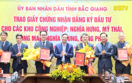 Trao Giấy chứng nhận đăng k&yacute; đầu tư 4 dự &aacute;n hạ tầng khu c&ocirc;ng nghiệp 