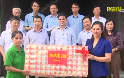 Trao hỗ trợ nh&agrave; cho Hội vi&ecirc;n n&ocirc;ng d&acirc;n