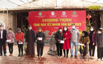 Trao hơn 300 suất qu&agrave; Tết cho hộ ngh&egrave;o, cận ngh&egrave;o