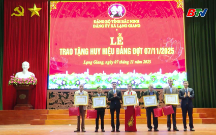 Trao huy hiệu Đảng cho c&aacute;c Đảng vi&ecirc;n đợt 7-11 tại một số địa phương 