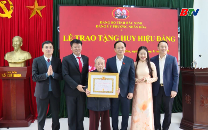 L&atilde;nh đạo UBND tỉnh trao Huy hiệu Đảng tại phường Nh&acirc;n H&ograve;a