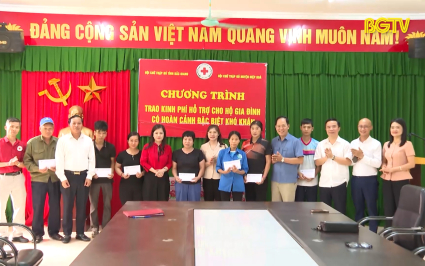 Trao kinh ph&iacute; hỗ trợ, b&agrave;n giao nh&agrave; cho gia đ&igrave;nh kh&oacute; khăn 