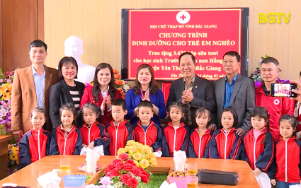 Trao kinh ph&iacute; hỗ trợ cho c&aacute;c gia đ&igrave;nh đặc biệt kh&oacute; khăn