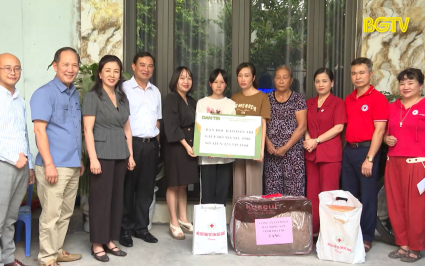 Trao kinh ph&iacute; hỗ trợ gia đ&igrave;nh c&oacute; ho&agrave;n cảnh kh&oacute; khăn