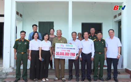 Trao kinh ph&iacute; hỗ trợ x&acirc;y nh&agrave; cho cựu chiến binh kh&oacute; khăn
