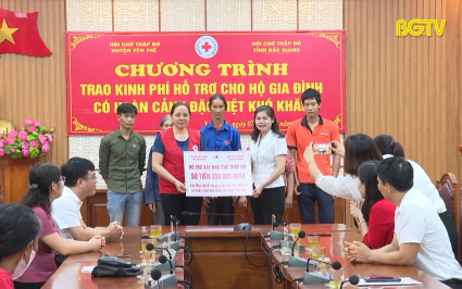 Trao kinh phí h&ocirc;̃ trợ x&acirc;y dựng nhà nh&acirc;n đạo
