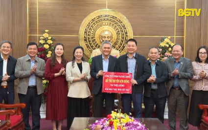 Trao kinh ph&iacute; hỗ trợ xo&aacute; nh&agrave; tạm, nh&agrave; dột n&aacute;t cho huyện Sơn Động v&agrave; Lục Ngạn 