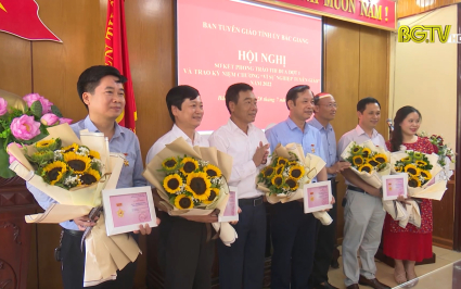 Trao kỷ niệm chương v&igrave; sự nghiệp Tuy&ecirc;n gi&aacute;o năm 2022