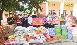 Trao nhu yếu phẩm ph&ograve;ng chống dịch, tặng qu&agrave; gia đ&igrave;nh kh&oacute; khăn