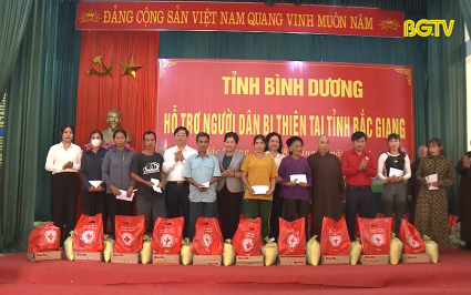 Trao qu&agrave; hỗ trợ người d&acirc;n bị thi&ecirc;n tai 