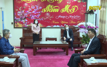 Trao qu&agrave; Tết cho hộ c&oacute; ho&agrave;n cảnh kh&oacute; khăn bị ảnh hưởng do dịch bệnh