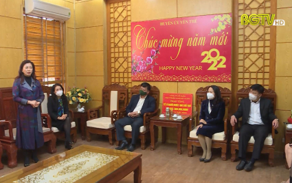 Trao qu&agrave; Tết cho hộ ngh&egrave;o huyện Y&ecirc;n Thế