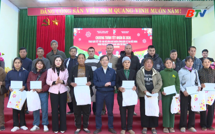 Trao qu&agrave; Tết cho hộ ngh&egrave;o tại x&atilde; Bố Hạ 