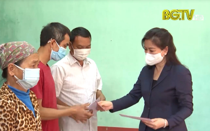 Trao qu&agrave; Tết cho hộ ngh&egrave;o tại huyện Y&ecirc;n Thế
