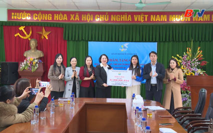 Trao qu&agrave; Tết cho phụ nữ, trẻ em c&oacute; ho&agrave;n cảnh kh&oacute; khăn