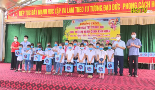 Trao qu&agrave; Tết Trung thu cho trẻ em c&oacute; ho&agrave;n cảnh kh&oacute; khăn