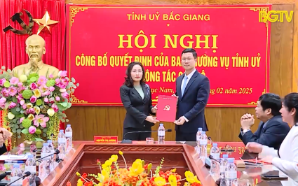 Trao Quyết định B&iacute; thư Huyện ủy Lục Nam