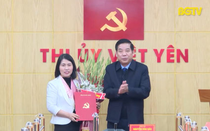 Trao Quyết định B&iacute; thư Thị ủy Việt Y&ecirc;n