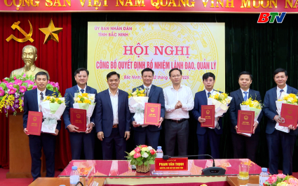 Trao quyết định bổ nhiệm l&atilde;nh đạo quản l&yacute;