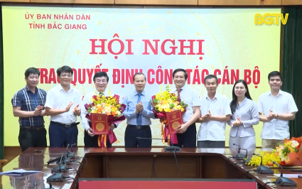 Trao Quyết định c&ocirc;ng t&aacute;c c&aacute;n bộ