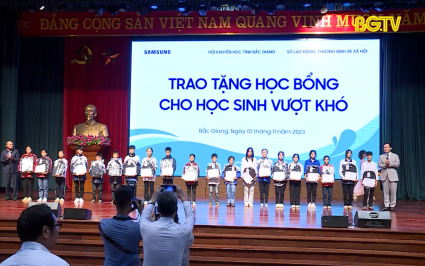 Trao tặng học b&ocirc;̉ng cho học sinh nghèo