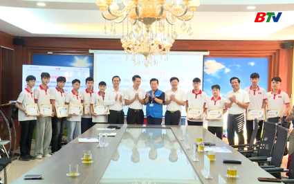 Trao tặng học bổng cho học sinh, sinh vi&ecirc;n c&oacute; ho&agrave;n cảnh kh&oacute; khăn