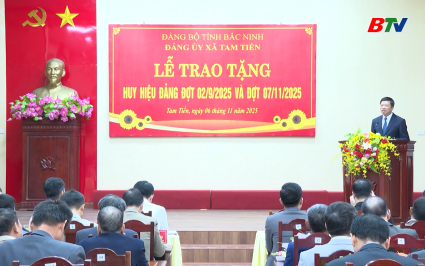 Trao tặng Huy hiệu Đảng cho Đảng vi&ecirc;n x&atilde; Tam Tiến