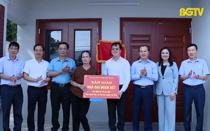 Trao tặng nh&agrave; đại đo&agrave;n kết tại Lục Nam