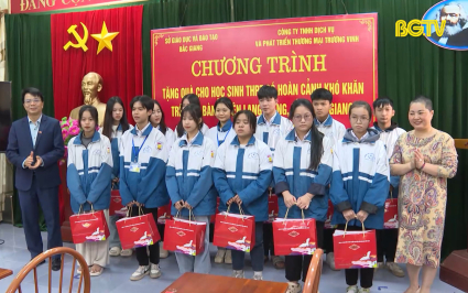 Trao tặng qu&agrave; cho học sinh c&oacute; ho&agrave;n cảnh kh&oacute; khăn