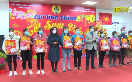 Trao tặng qu&agrave; Tết cho c&ocirc;ng nh&acirc;n lao động kh&oacute; khăn