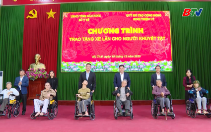 Trao tặng xe lăn cho người khuyết tật 