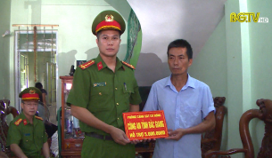 Trao thư khen v&agrave; tặng qu&agrave; gia đ&igrave;nh Thượng sĩ Nguyễn Văn Mạnh