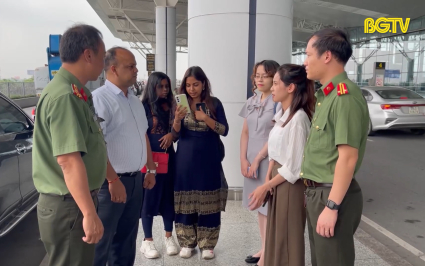 Trao trả 2 c&ocirc;ng d&acirc;n Ấn Độ quay trở về nước