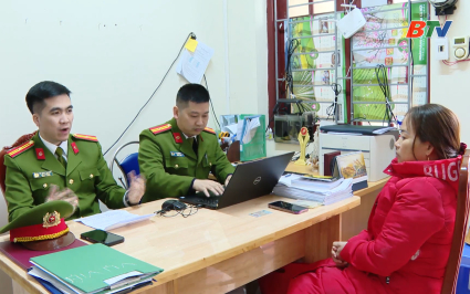 Trao trả hơn 365 triệu đồng cho người chuyển nhầm qua t&agrave;i khoản