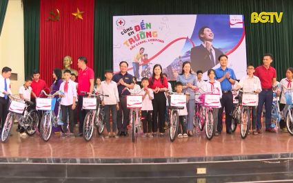 Trao xe đạp cho học sinh ngh&egrave;o vượt kh&oacute;