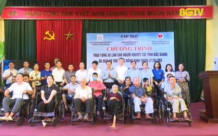Trao xe lăn cho người khuyết tật c&oacute; ho&agrave;n cảnh kh&oacute; khăn