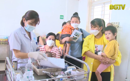 Trẻ em mắc c&aacute;c bệnh l&yacute; h&ocirc; hấp tăng mạnh do thời tiết thay đổi 