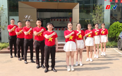 Treo cờ Tổ quốc - n&eacute;t đẹp văn h&oacute;a, niềm tự h&agrave;o D&acirc;n tộc 
