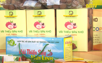 Trưng b&agrave;y đa dạng n&ocirc;ng sản của n&ocirc;ng d&acirc;n 