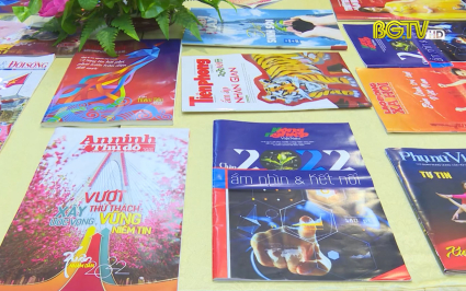 Trưng b&agrave;y s&aacute;ch, b&aacute;o mừng Đảng, mừng xu&acirc;n Nh&acirc;m Dần